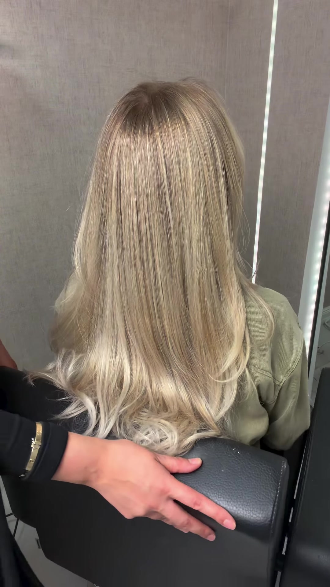 Warmes beigeblondes Haar mit sanften Wellen, eine Arbeit von Suzana Uka