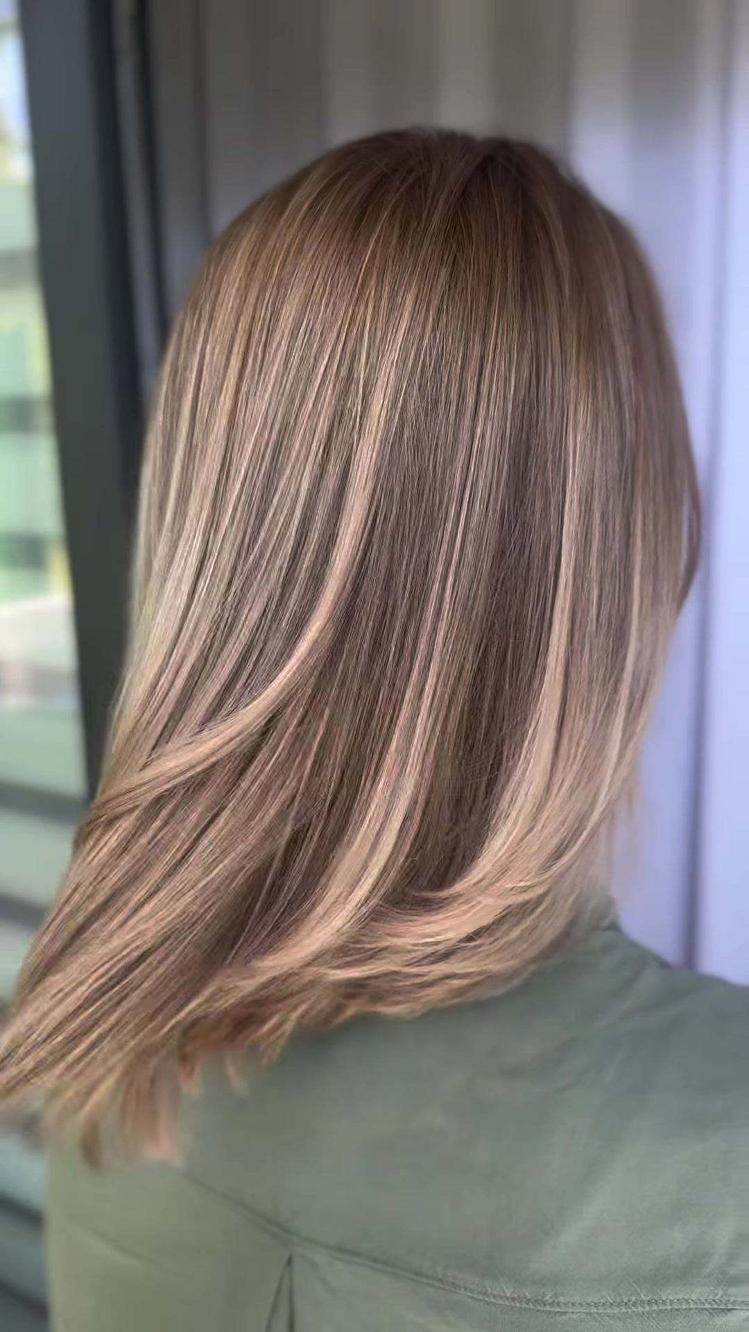 Warme natürliche Balayage mit weich fallenden Längen, eine Arbeit von Suzana Uka